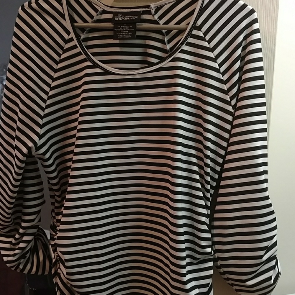 No boundaries ruched side and sleeve